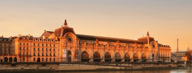 A fachada do Museu D'Orsay, em Paris, que agora conta com acomodações na sala do relógio para receber hóspedes da Ícones, nova categoria de hospedagem do Airbnb para estada em museus