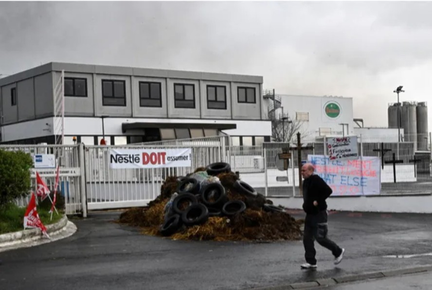 Funcionários queimaram pneus como forma de protesto contra fechamento de fábrica da Nestlé na França após escândalo de pizzas contaminadas