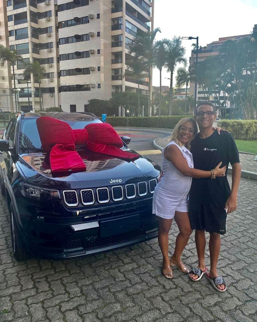 Adriana posa ao lado de carro novo  — Foto: Reprodução 