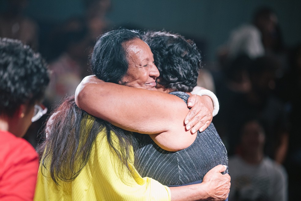 Niara e Tia Márcia se abraçam após assistirem a “Mariposas amarillas” — Foto: Divulgação