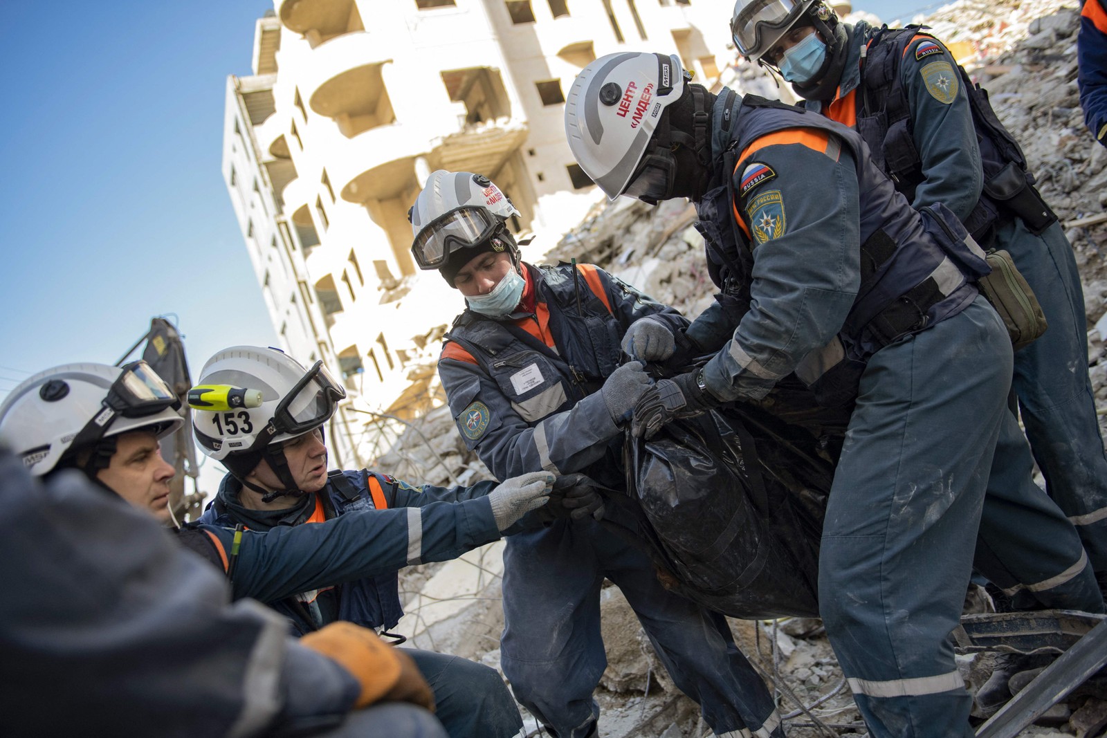 Equipes de resgate russas recuperam um corpo dos escombros do terremoto em Damasco, Síria — Foto: AFP