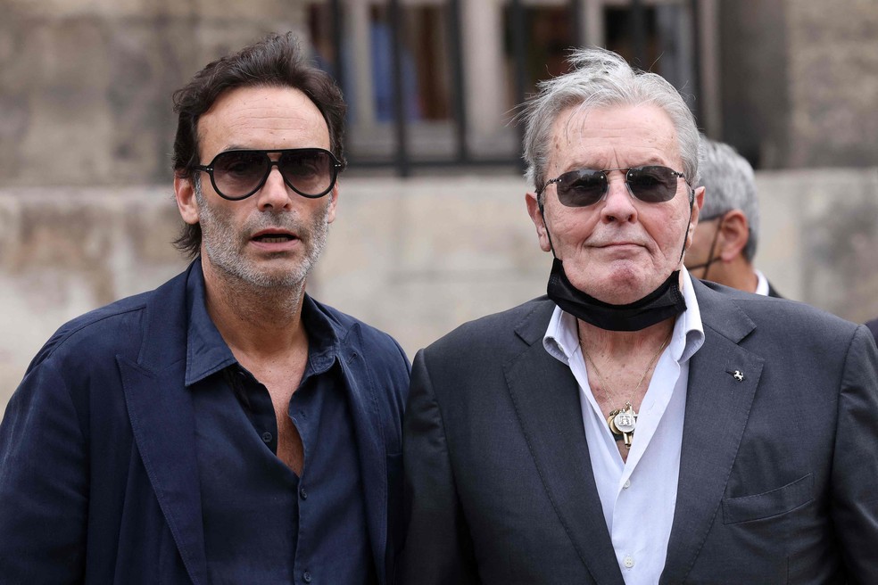 Alain Delon e o filho Anthony, em Paris — Foto: Thomas Coex / AFP