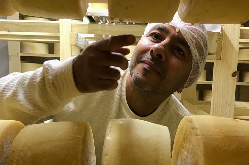 A produção de queijo do Vale das Palmeiras é o cartão de visitas da fazenda. Em 2022, o produto foi eleito um dos melhores queijos do país pela revista "Guia do Queijo" — Foto: Reprodução/Redes sociais
