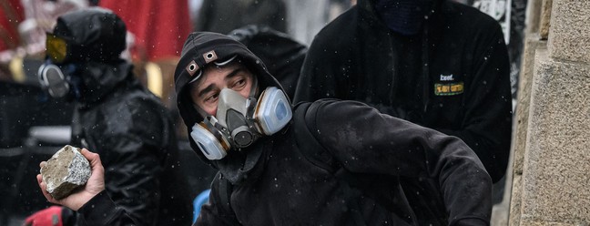 A França vive mais um dia de protestos nesta quinta-feira contra a impopular reforma da Previdência do presidente Emmanuel Macron. — Foto: LOIC VENANCE / AFP