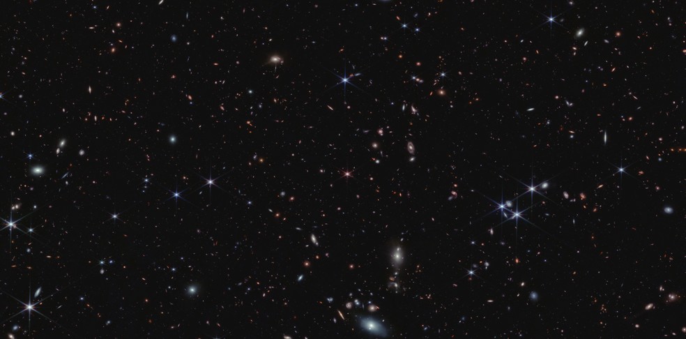 Por observações a partir do James Webb, cientistas encontraram evidências de que galáxias que existiam 900 milhões de anos após o big bang ionizaram o gás ao seu redor, tornando-o transparente. — Foto: NASA, ESA, CSA, Simon Lilly (ETH Zürich), Daichi Kashino (Nagoya University), Jorryt Matthee (ETH Zürich), Christina Eilers (MIT), Rob Simcoe (MIT), Rongmon Bordoloi (NCSU), Ruari Mackenzie (ETH Zürich); Image Processing: Alyssa Pagan (STScI) Ruari Macken
