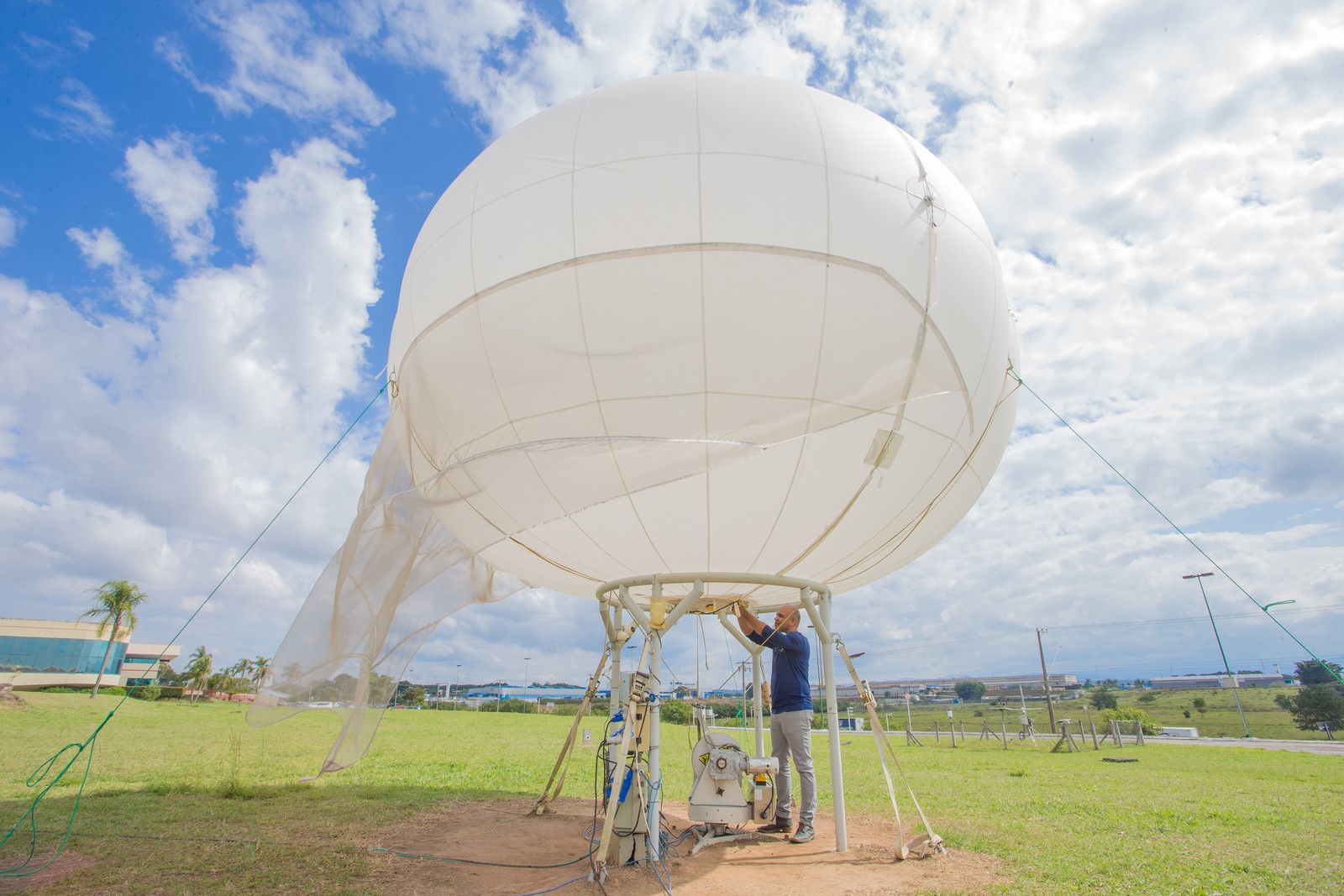 Em São José dos Campos, balão é usado para levar internet a lugares sem sinal e fazer monitoramento de segurança em lugares de grandes movimentações, como shows — Foto: Edilson Dantas / Agência O Globo