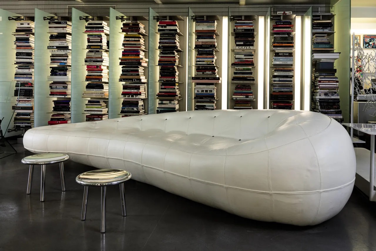 O sofá em forma de nuvem da arquiteta britânica Amanda Levete — Foto: Divulgação/Sotheby’s