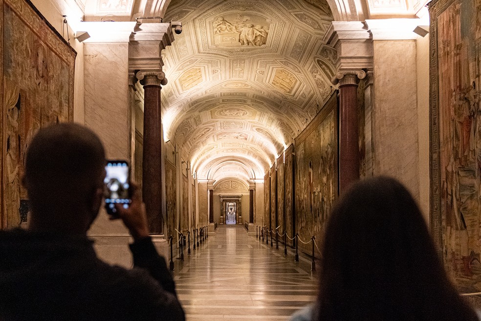Visitantes no passeio exclusivo pelos corredores dos Museus do Vaticano, acompanhados pelo guarda-chaves Gianni Crea — Foto: Divulgação / Theo Klingenberg / Direzione dei Musei