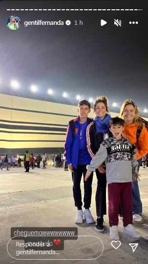 Fernanda Gentil (à direita), ao lado da mulher e dos filhos, no Catar — Foto: Reprodução/Instagram