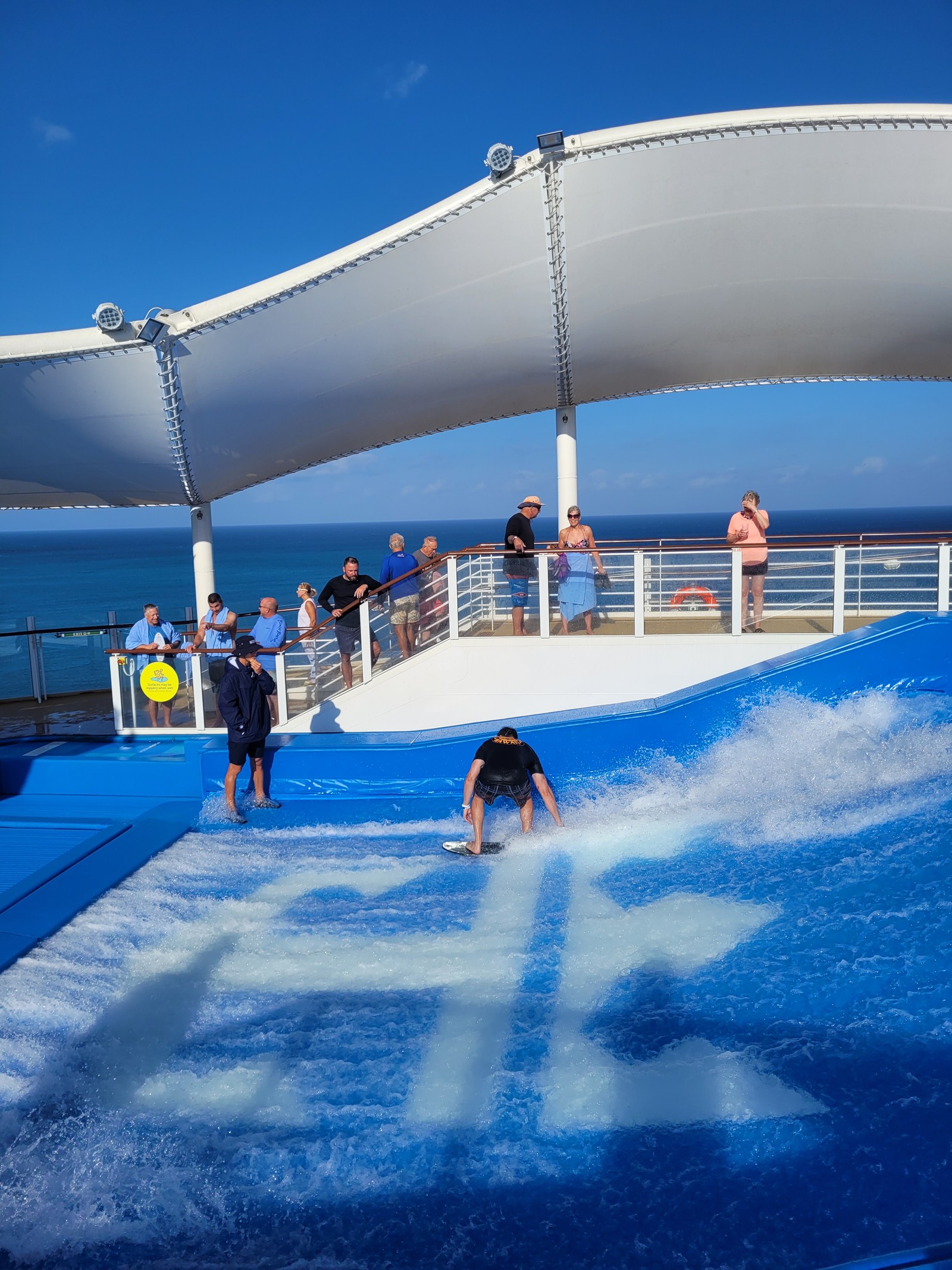 O simulador de surfe Flow Rider é uma das atrações mais populares nos navios da Royal Caribbean, e também está presente no Wonder of the Seas, o maior do mundo — Foto: Eduardo Maia / O Globo