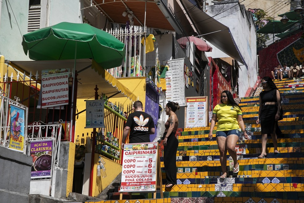 Preços cobrados em pontos turísticos, como na Escadaria Selarón não esfriaram — Foto: Guito Moreto