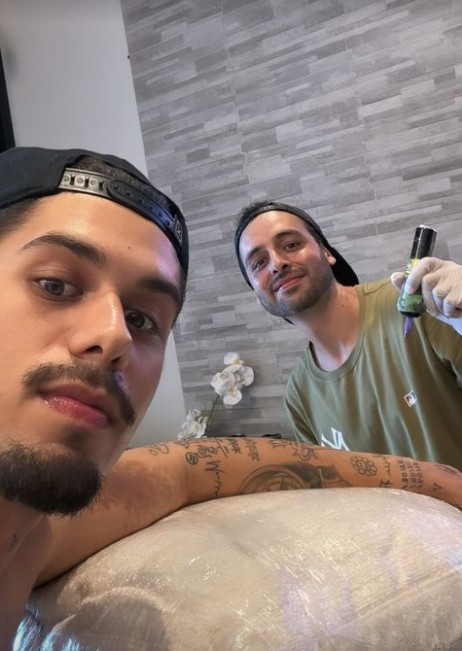 Zé Felipe no estúdio de tatuagem de Andre Amorim — Foto: @zefelipecantor no Instagram