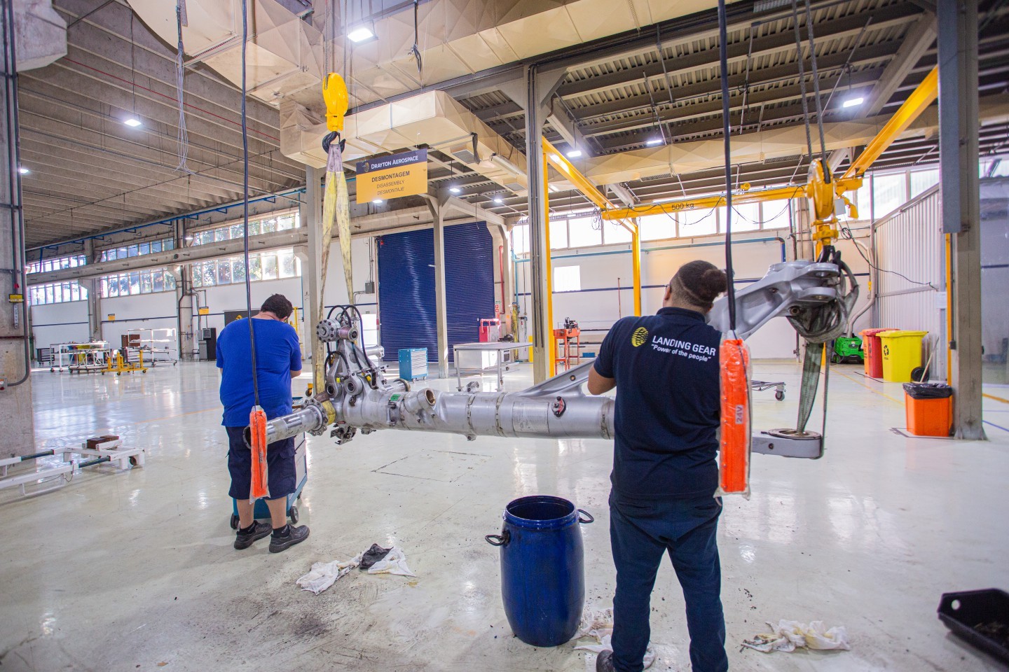 Técnicos inspecionam perna de trem de pouso na oficina da Drayton Aerospace, que ocupará 19 mil metros quadrados no polo do Galeão. Capacidade de reparos mais que triplicará quando atingir o máximo planejado. — Foto: Beatriz Orle/Agência O Globo