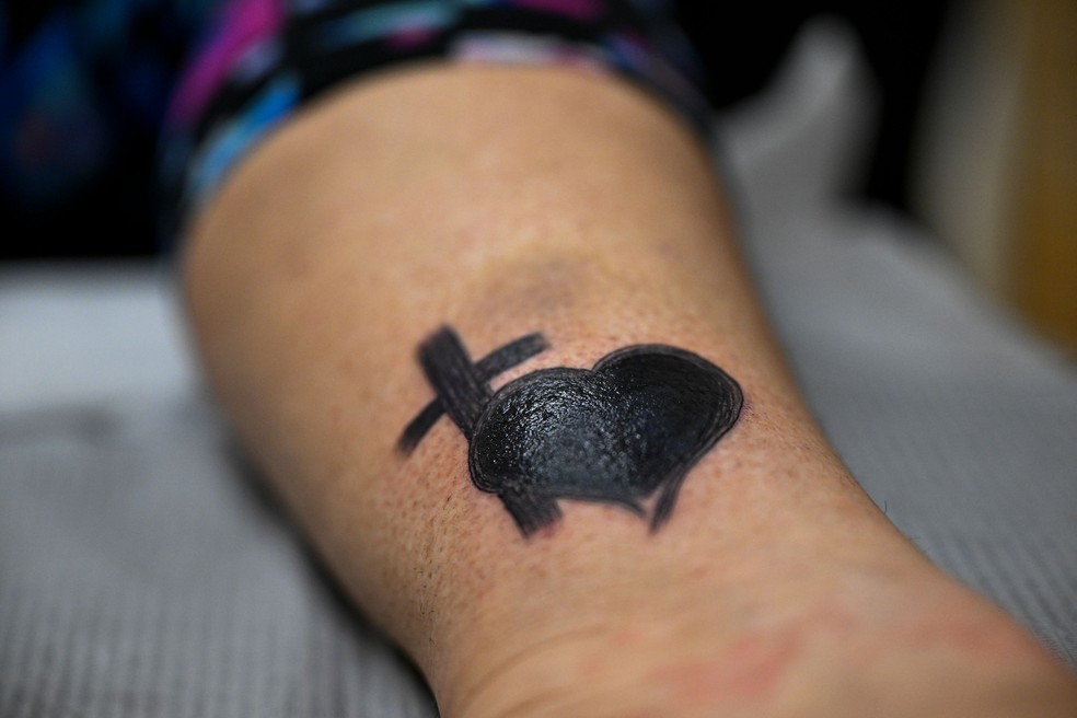 Tatuagem de Emily finalizada no estúdio de Charity Pinegar — Foto: Chandan Khanna / AFP