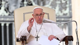 Papa Francisco fala durante a audiência geral semanal em 22 de março de 2023, Dia Mundial da Água, na praça de São Pedro no Vaticano — Foto: Andreas Solaro / AFP