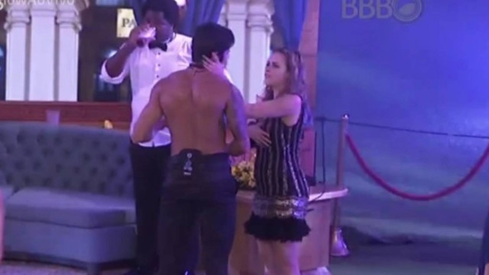 Ana Paula Renault foi expulsa por ter dado um tapa em Renan — Foto: TV Globo
