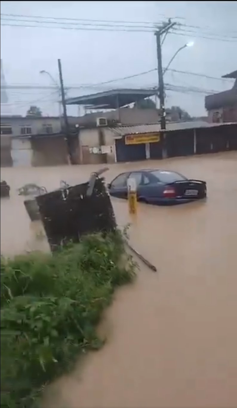 Carro submerso em rua alagada em Belford Roxo, na Baixada Fluminense — Foto: Reprodução / Redes Sociais