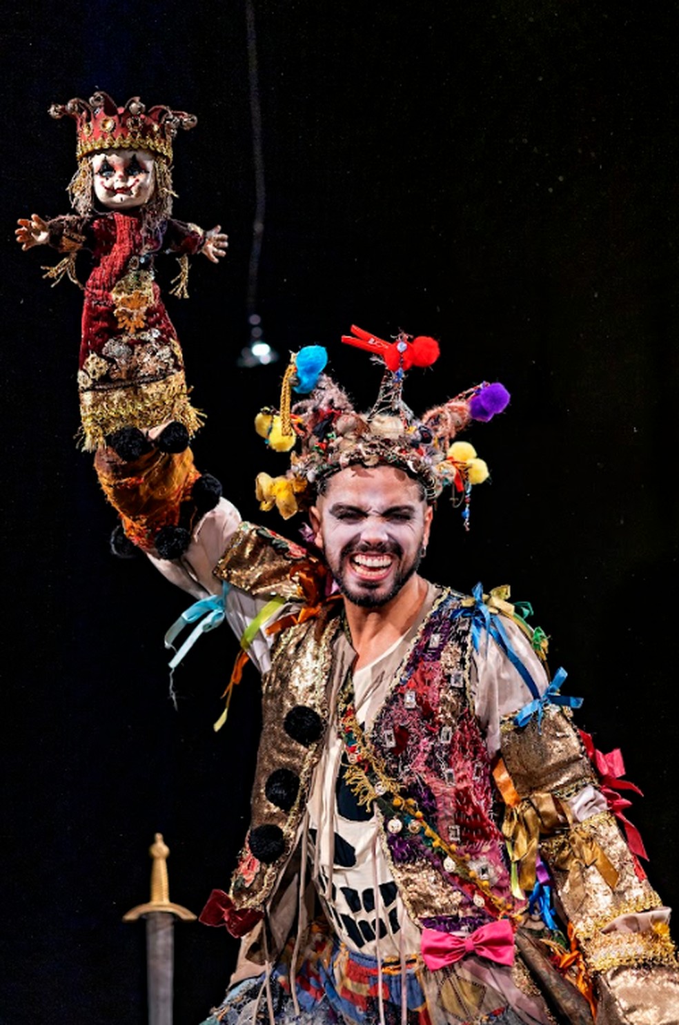Rdorigo Simas, em "Prazer, Hamlet", que estreia no Rio nesta sexta-feira — Foto: Divulgação/Ronaldo Gutierrez