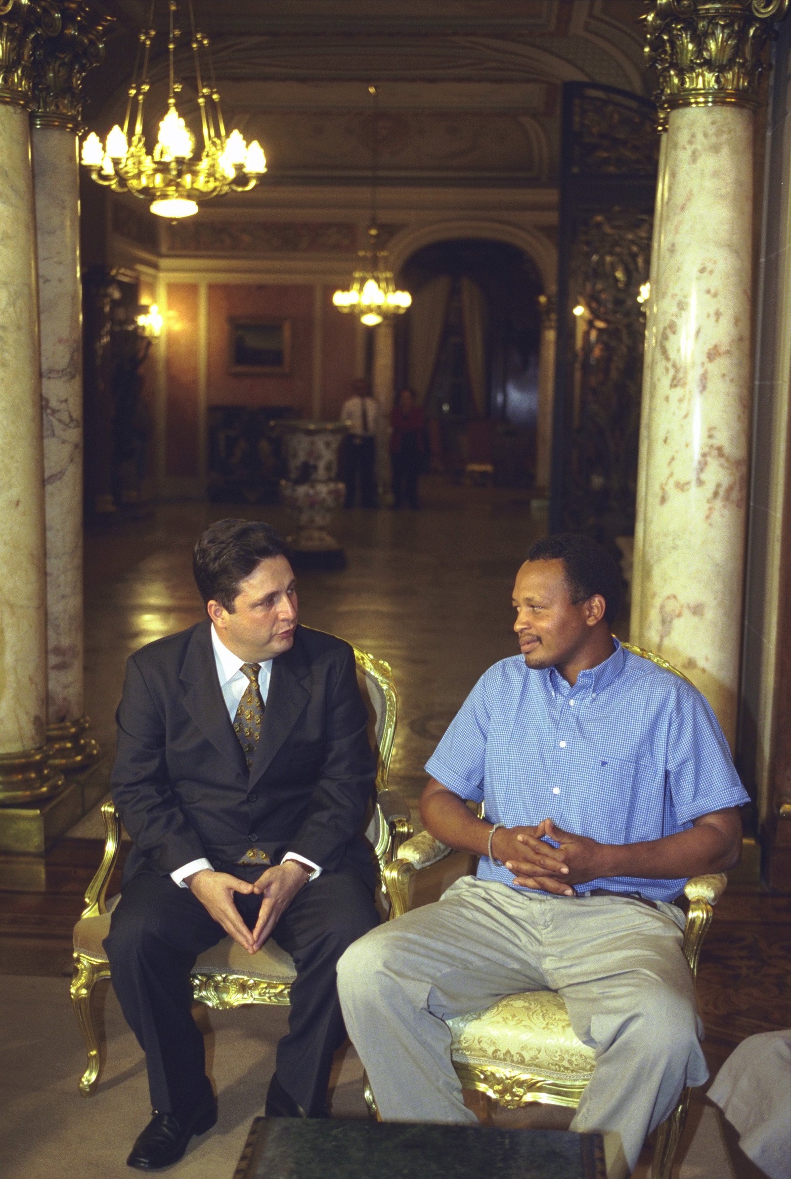 Wagner dos Santos é recebido, em agosto de 2001, pelo então governador Anthony Garotinho, no Palácio Guanabara. Testemunha do caso passou a morar na Suíça depois do crime  — Foto: Marcelo Carnaval