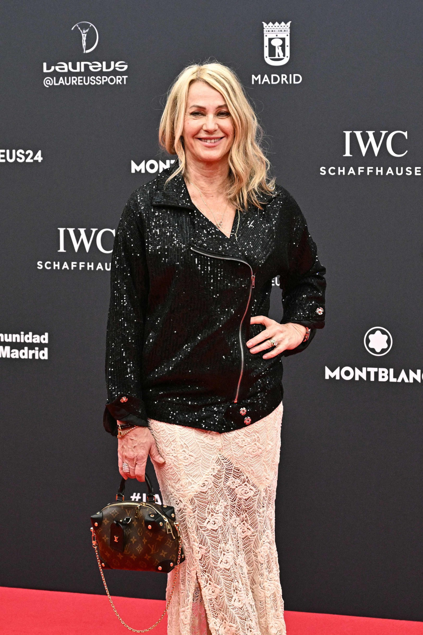 A ex-ginasta romena Nadia Comaneci posa no tapete vermelho antes da 25ª gala do Laureus World Sports Awards em Madri — Foto: JAVIER SORIANO / AFP