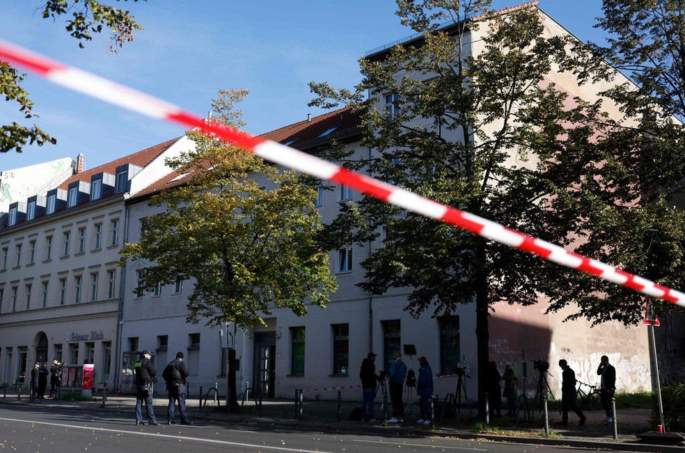 Polícia alemã isola área em torno de sinagoga atacada com coquetéis molov, em Berlim — Foto: Odd Andersen/AFP