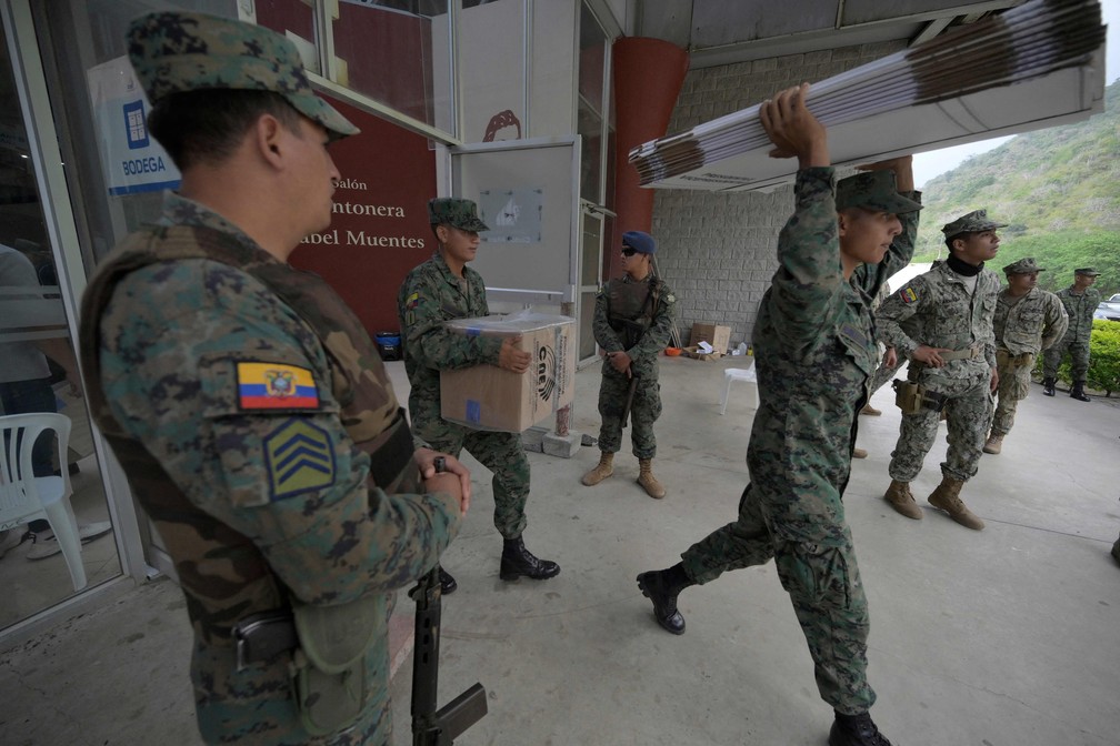 Membros das Forças Armadas transportam material eleitoral em Montecristi, no Equador — Foto: AFP