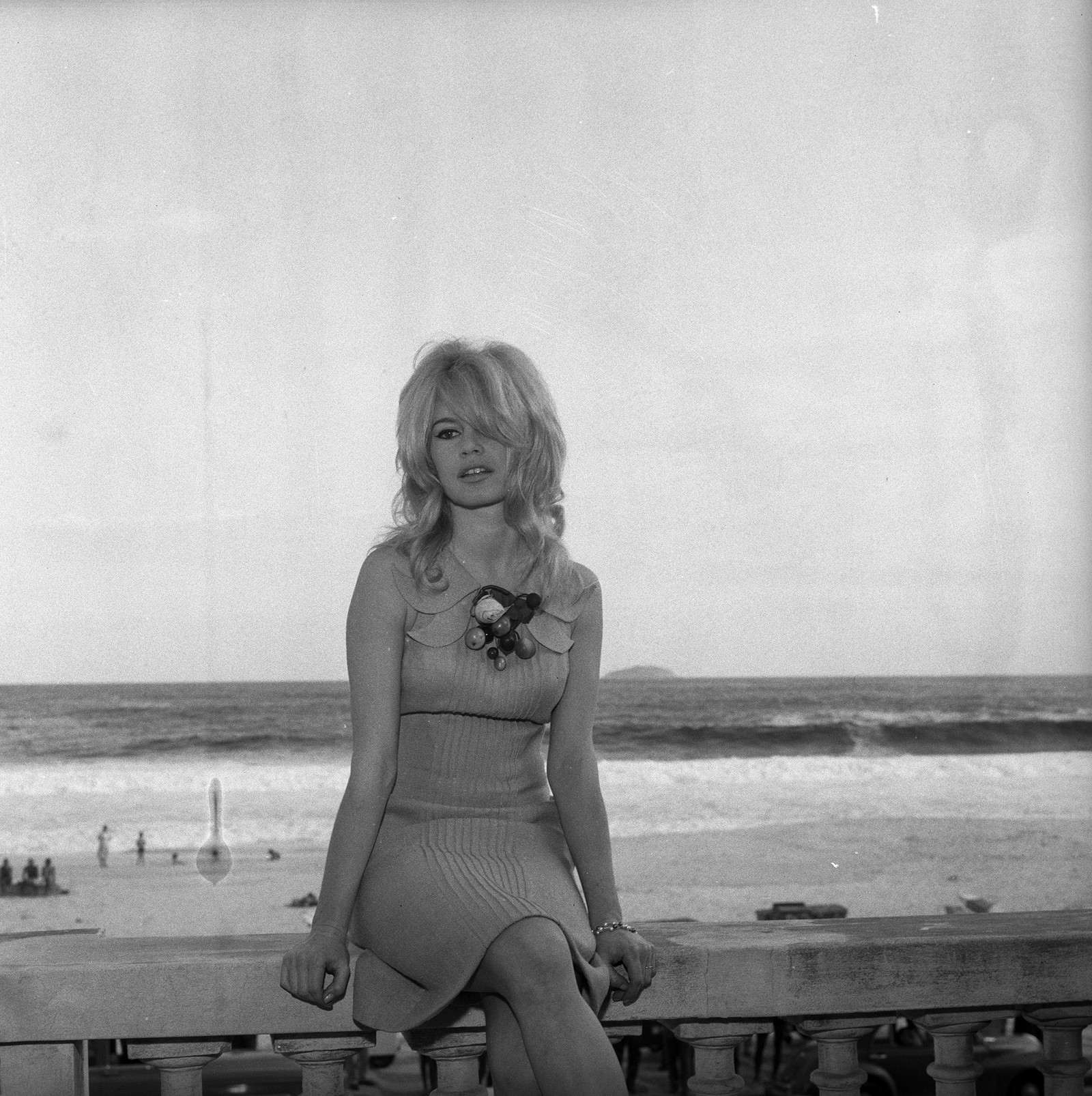 A atriz Brigitte Bardot sentada na mureta do Hotel Copacabana Palace — Foto: Arquivo / Agência O Globo