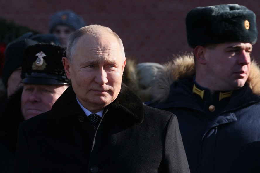 Putin participa de cerimônia de colocação de coroas de flores na Chama Eterna e no Túmulo do Soldado Desconhecido em Moscou