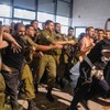 Manifestantes invadem base militar em protesto contra prisão de reservistas acusados de abusarem de prisioneiro palestino - Oren Ziv/AFP