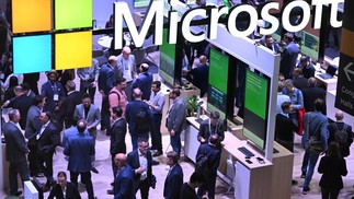 Pessoas visitam o estande da empresa de tecnologia norte-americana Microsoft durante o Mobile World Congress (MWC), o maior encontro anual da indústria de telecomunicações, em Barcelona, em 26 de fevereiro de 2024. — Foto: Pau Barrena