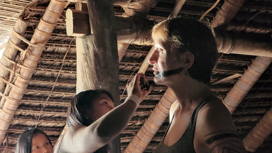 Sônia Bridi antes de uma celebração do povo Marubo, no Vale do Javari