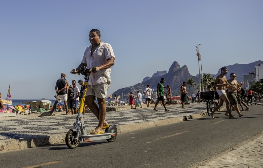 Patinetes voltam à orla só que agora com um aplicativo russo Whoosh. O ponto de aluguel no Arpoador é em frente ao hotel Fasano