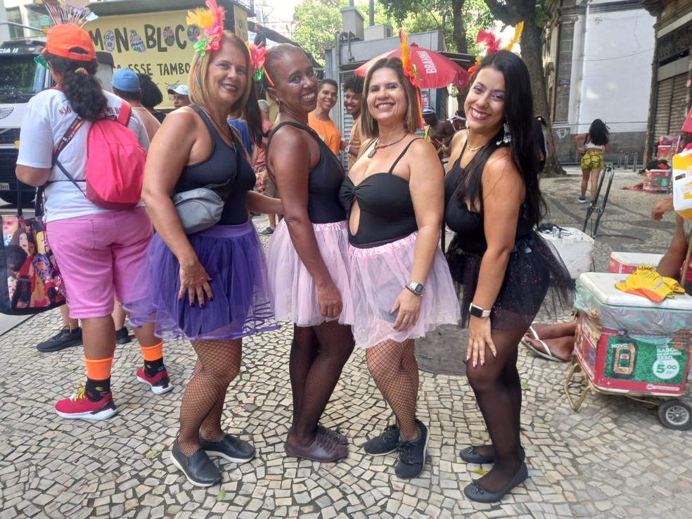 Vânia, Marli, Claudia e Vanessa vieram de Duque de Caxias e chegaram cedo para curtir o Monobloco — Foto: Lucas Freitas