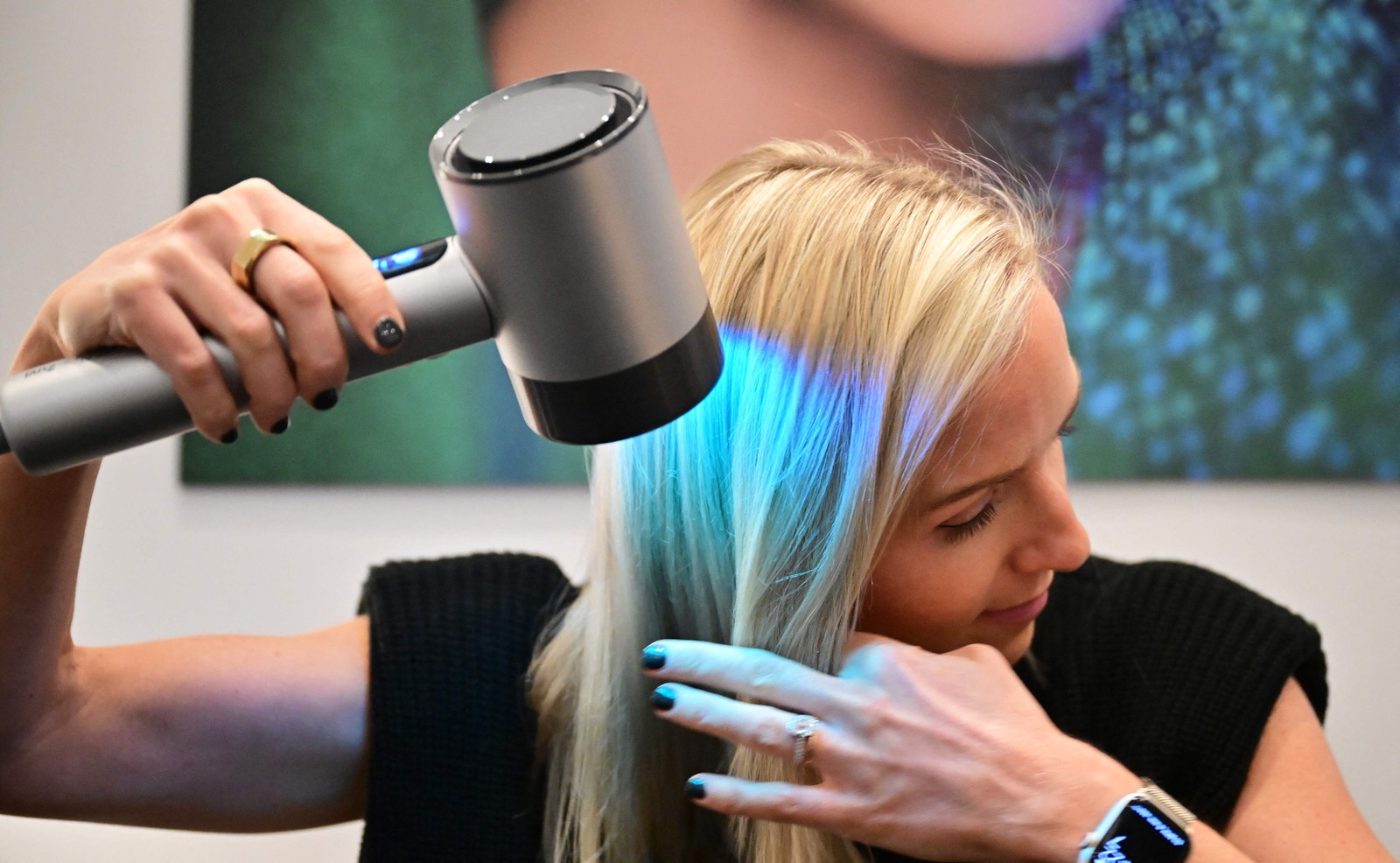 Secador de cabelo L'Oreal AirLight Pro, alimentado pela tecnologia patenteada de luz infravermelha — Foto: Frederic J. BROWN / AFP