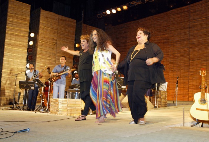 Entre  Miúcha e Nana Caymmi no show "Brasileirinho" — Foto: Marcos Ramos