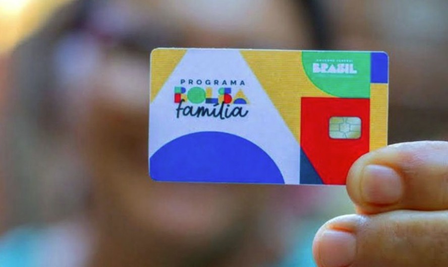 Cartão do Novo Bolsa Família, lançado pelo presidente Lula