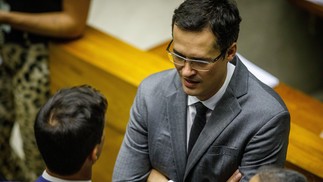 Deputado cassado Deltan Dallagnol na votação do requerimento de urgência do projeto de lei do novo Arcabouço Fiscal.  — Foto: Brenno Carvalho / Agência O Globo.