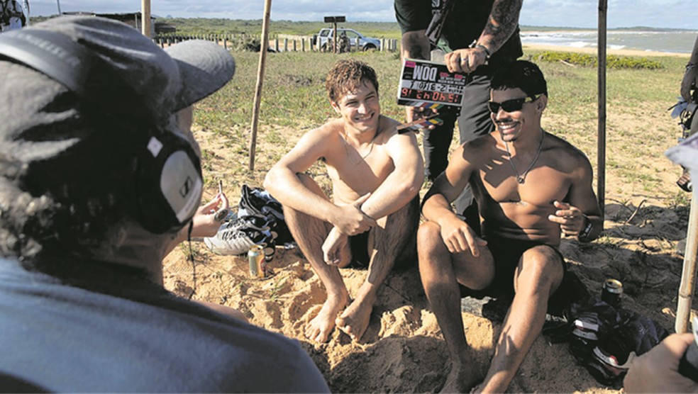 Gabriel Leone (Dom) e Dhonata Augusto (Quinado) nos bastidores de 'Dom'. Segunda temporada teve direção de Breno Silveira — Foto: Divulgação