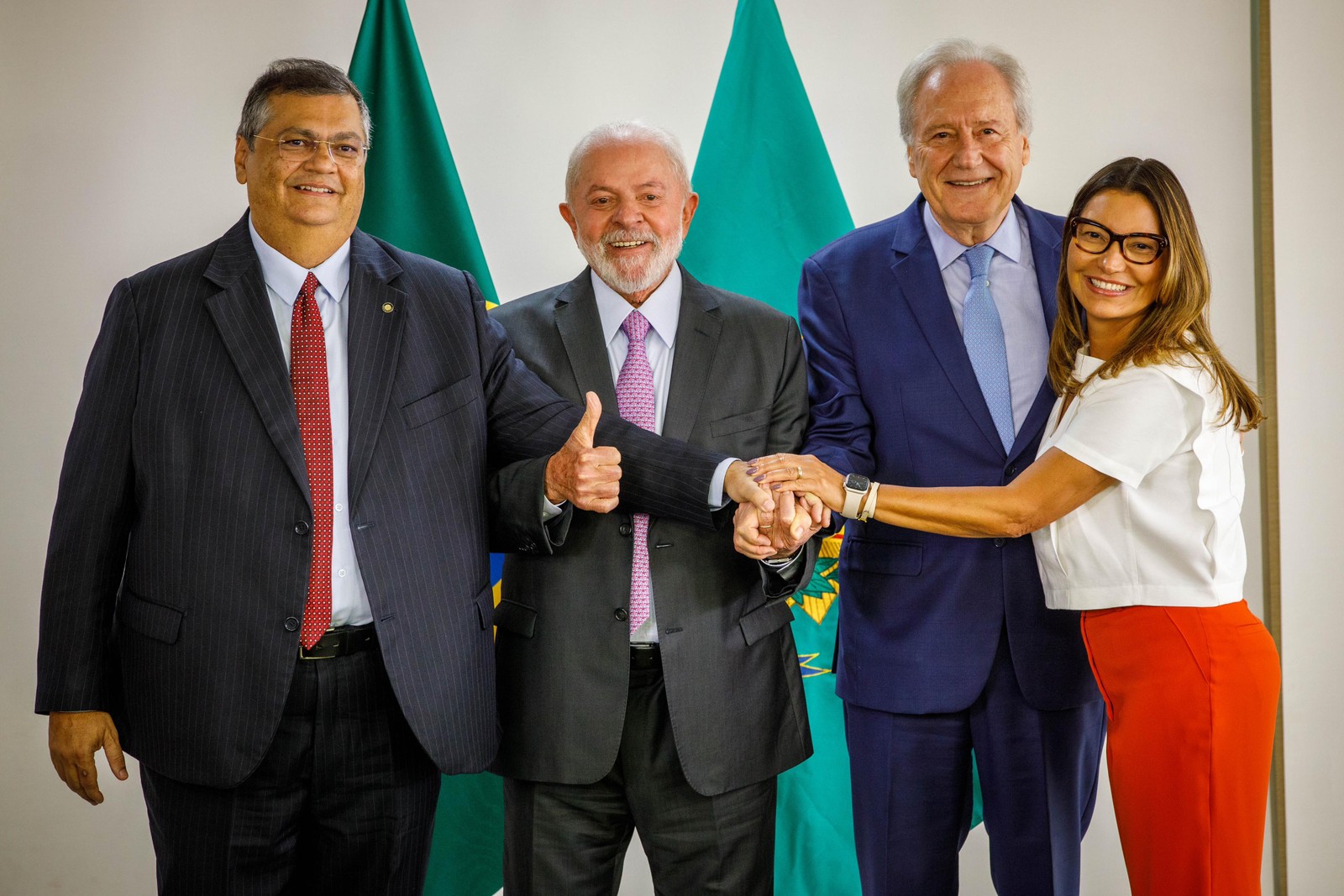 O ministro Flavio Dino, o presidente Lula, o novo ministro da Justiça, Ricardo Lewandowski e a primeira-dama Janja da Silva — Foto: Brenno Carvalho