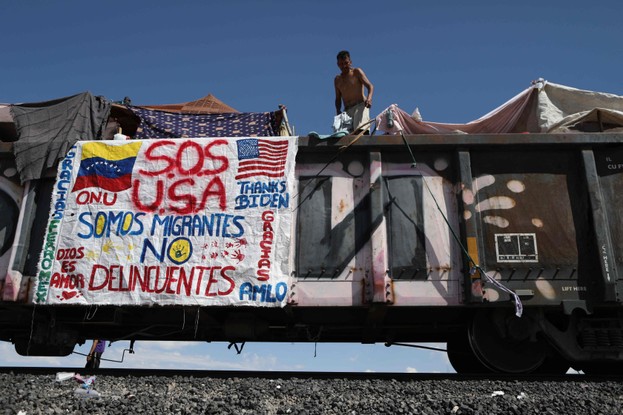 Migrantes, principalmente da Venezuela, são detidas depois que o trem de mercadorias em que viajavam para Ciudad Juarez parou no deserto do município de Ahumada, estado de Chihuahua, México. Nos últimos meses, pelo menos 1,8 milhão pessoas chegaram à fronteira sul dos EUA