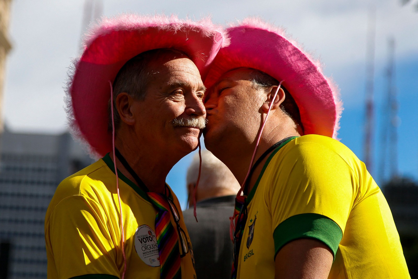 Folião participa da 28ª Parada do Orgulho Gay em São Paulo, Brasil, no dia 2 de junho de 2024. — Foto: Miguel SCHINCARIOL / AFP