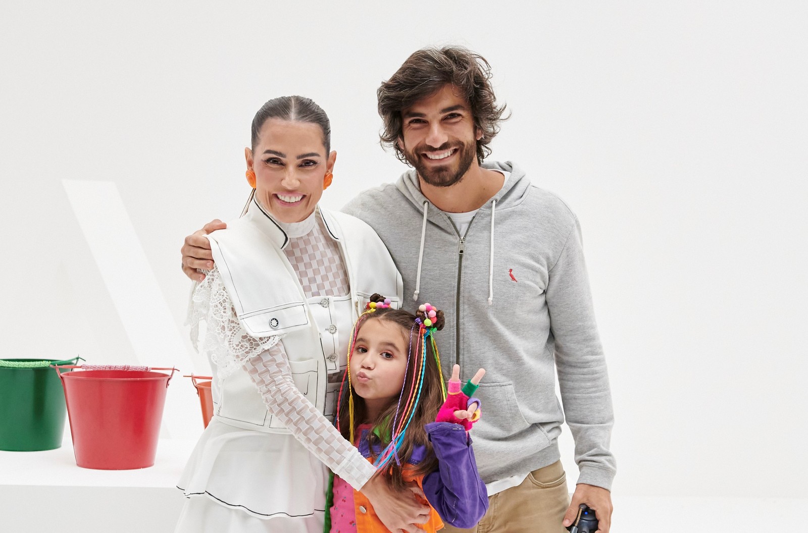 Deborah Secco apresentará "Mundo iupi", coprodução do Giga Gloob e do Gloobinho dirigida pelo marido dela, Hugo Moura, com participação da filha do casal, Maria Flor — Foto: Divulgação