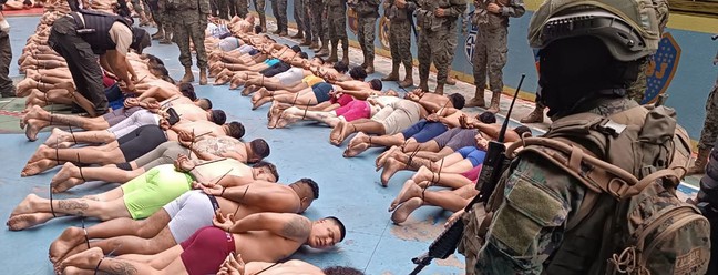 Detentos são rendidos durante operação das Forças Armadas e da Polícia do Equador em uma prisão em Guayaquil — Foto: Forças Armadas do Equador / AFP