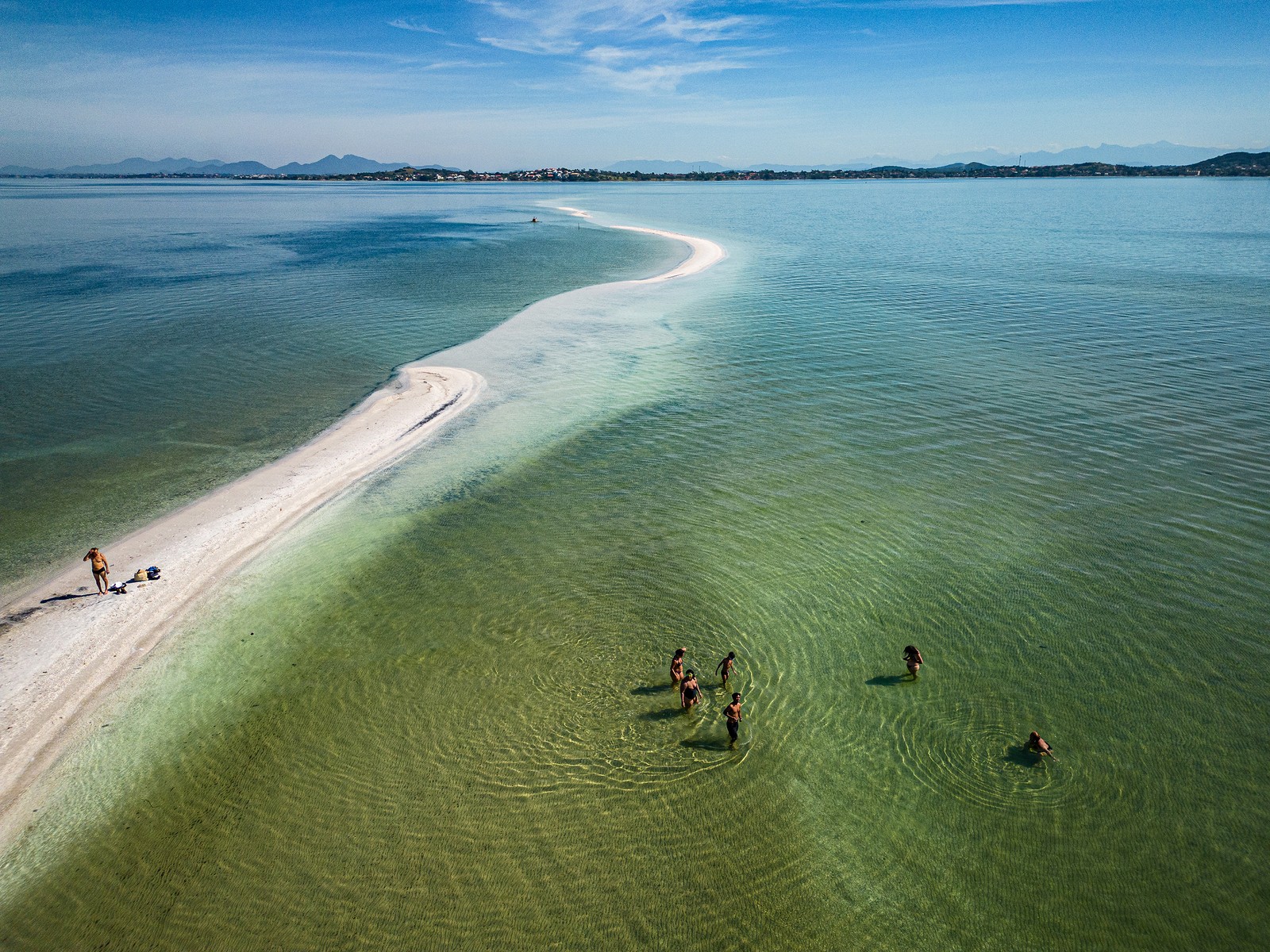 Sem ondas e com águas claras, praias lagunares são alternativa para turistas que buscam descanso e passeios diferenciados — Foto: Hermes de Paula / Agência O Globo