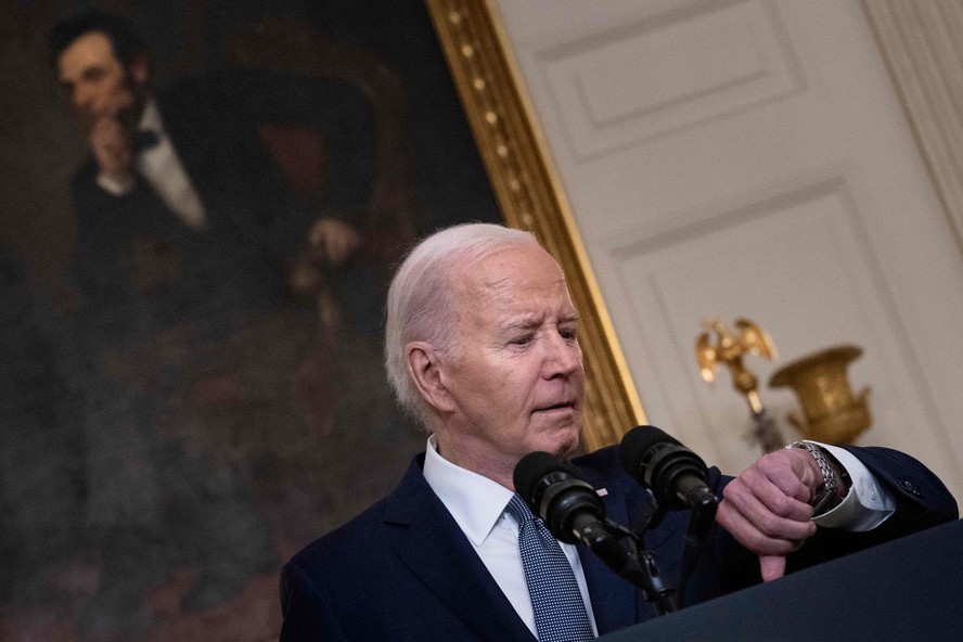Joe Biden verifica seu relógio ao chegar para falar sobre a situação no Oriente Médio, na Casa Branca