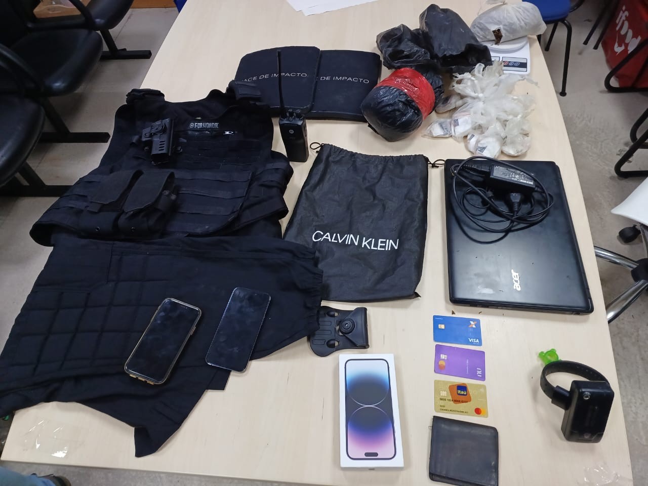 Celulares, computador, cartões de crédito e tornozeleira são apreendidos pela Polícia Civil em ação — Foto: Reprodução