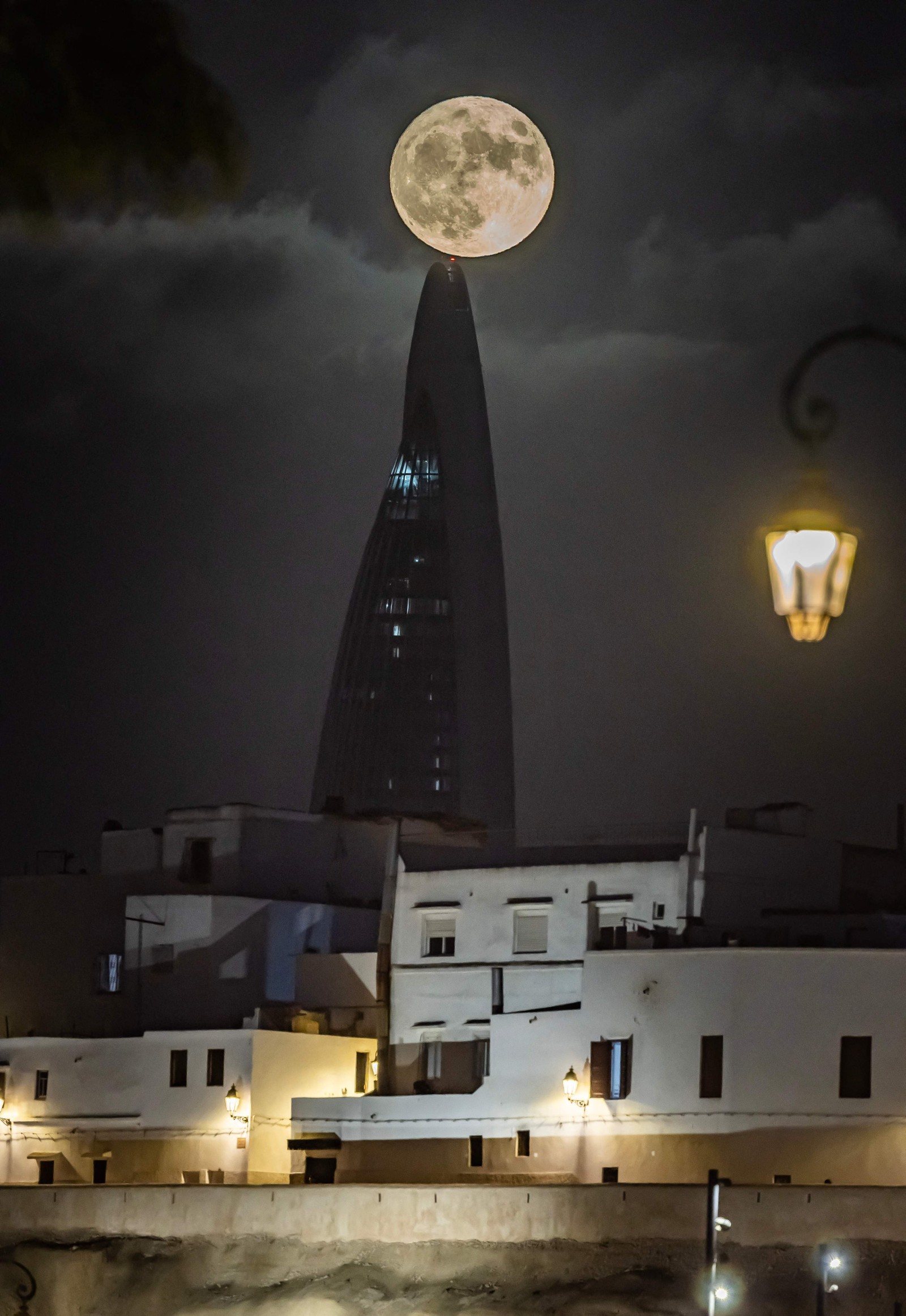 A "Superlua Azul", a segunda lua cheia de um mês, nasce na cidade de Rabat no Marrocos — Foto: FADEL SENNA / AFP