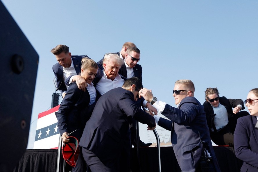 Trump cai do palco durante comício na Pensilvânia com sangue no rosto e após disparos serem ouvidos