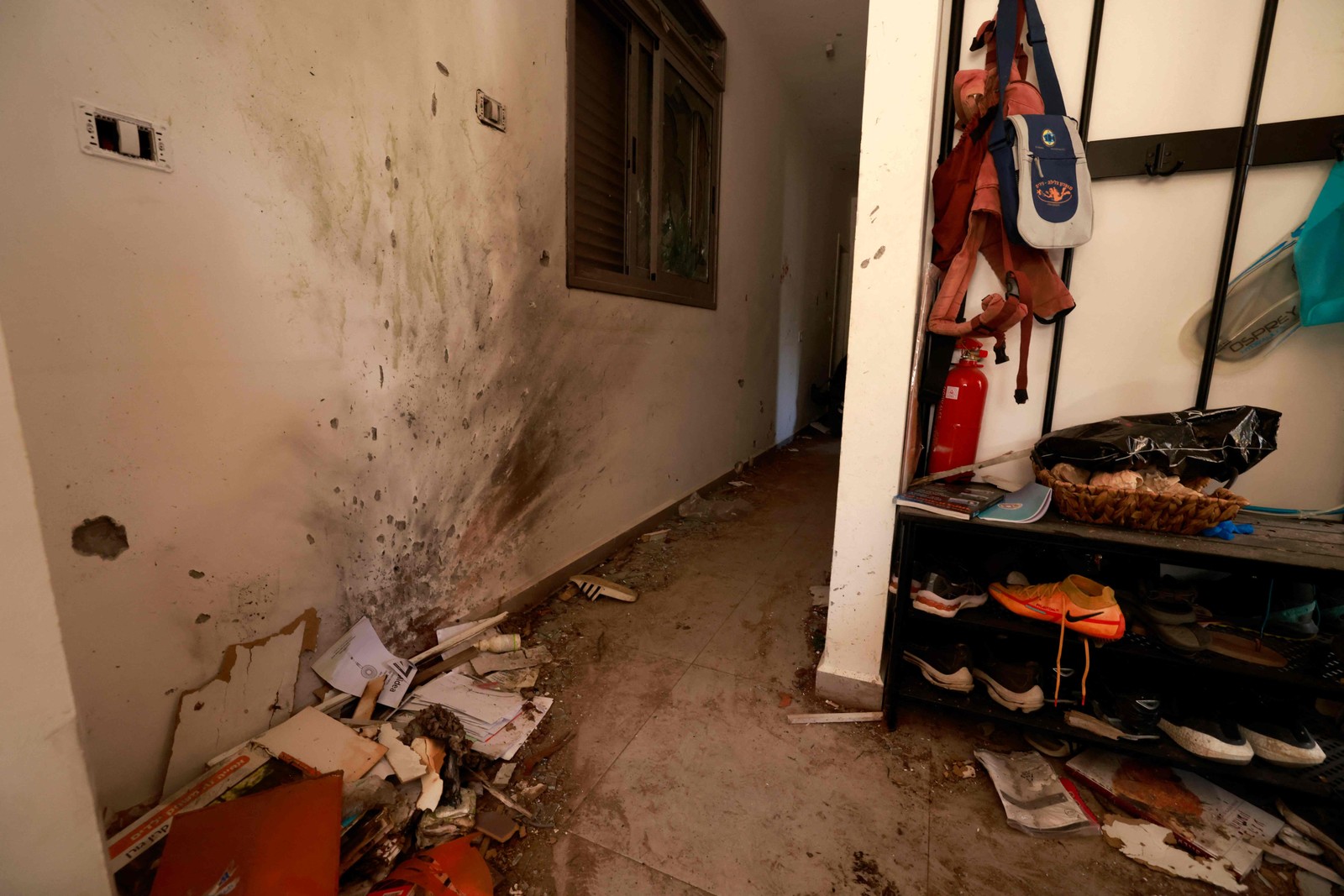 Interior de um edifício destruido no kibutz Nir Oz, ao longo da fronteira com a Faixa de Gaza, após o ataque de 7 de outubro por militantes do Hamas. — Foto: Menahem KAHANA / AFP