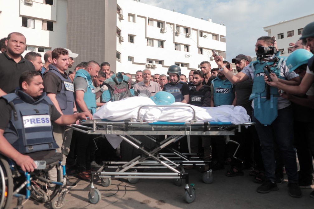 Funeral dos jornalistas Said al-Taweel e Mohammed Sobboh, que foram mortos em um ataque aéreo israelense na cidade de Gaza — Foto: BASHAR TALEB/AFP